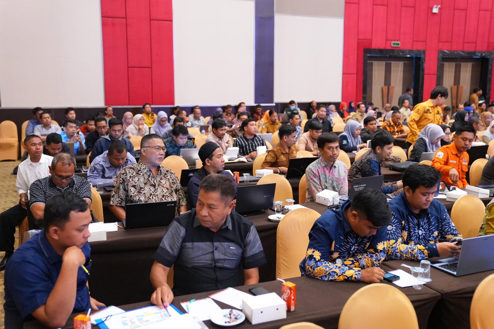 Kepala Sekolah dan Operator SMK AHLU SUFFAH Muhammadiyah Bantaeng Ikuti Bimtek Pengelolaan Manajemen Dapodik Versi 2027.a