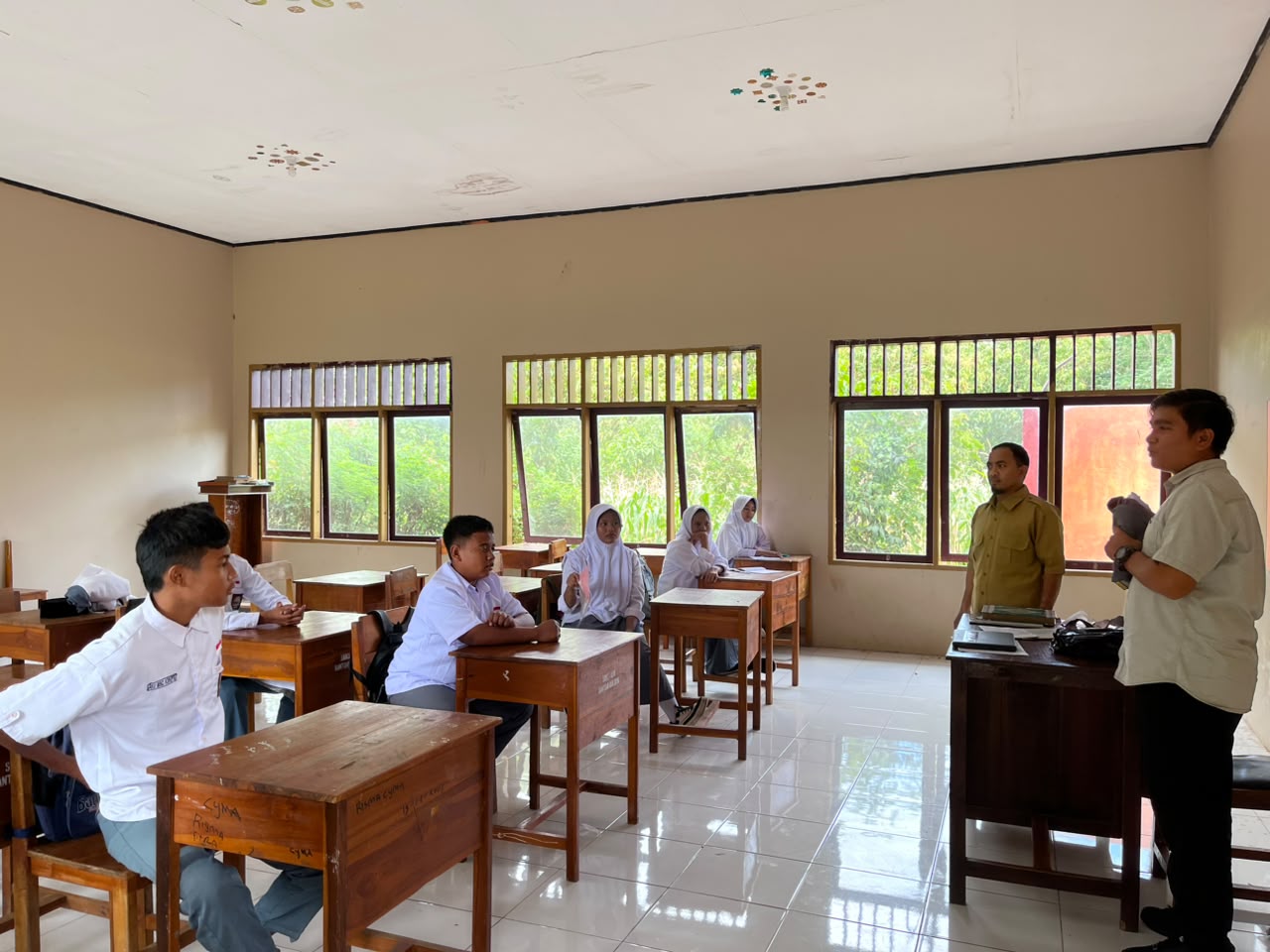 Peduli Siswa Kurang Mampu, Rumah Pengantin Hj. Bia Salurkan Bantuan Seragam dan Buku di SMK Ahlu Suffah Bantaeng
